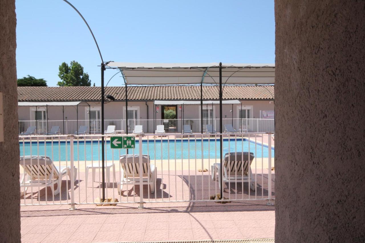 Hotel Saint Louis Le Thor Bagian luar foto