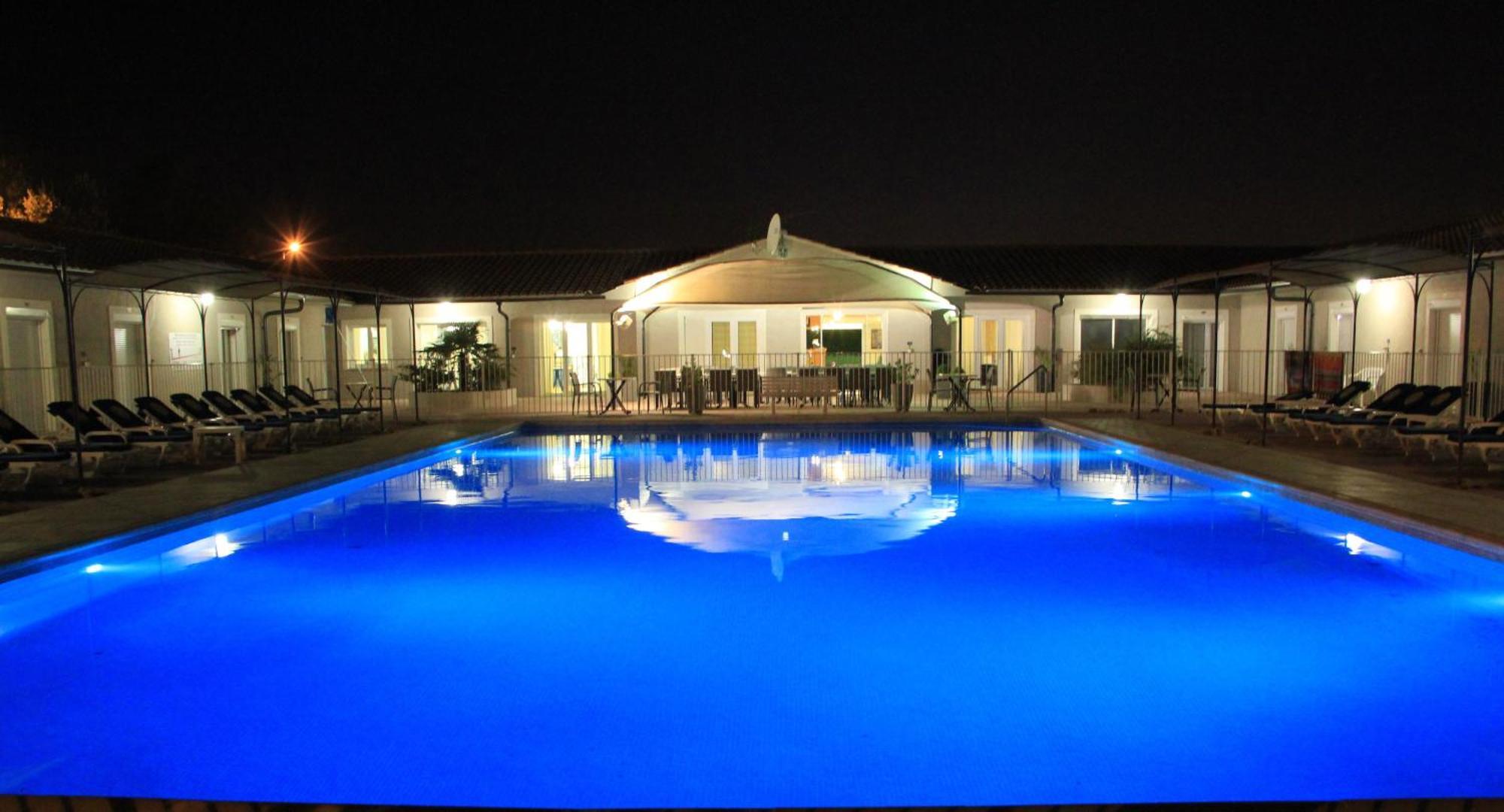 Hotel Saint Louis Le Thor Bagian luar foto