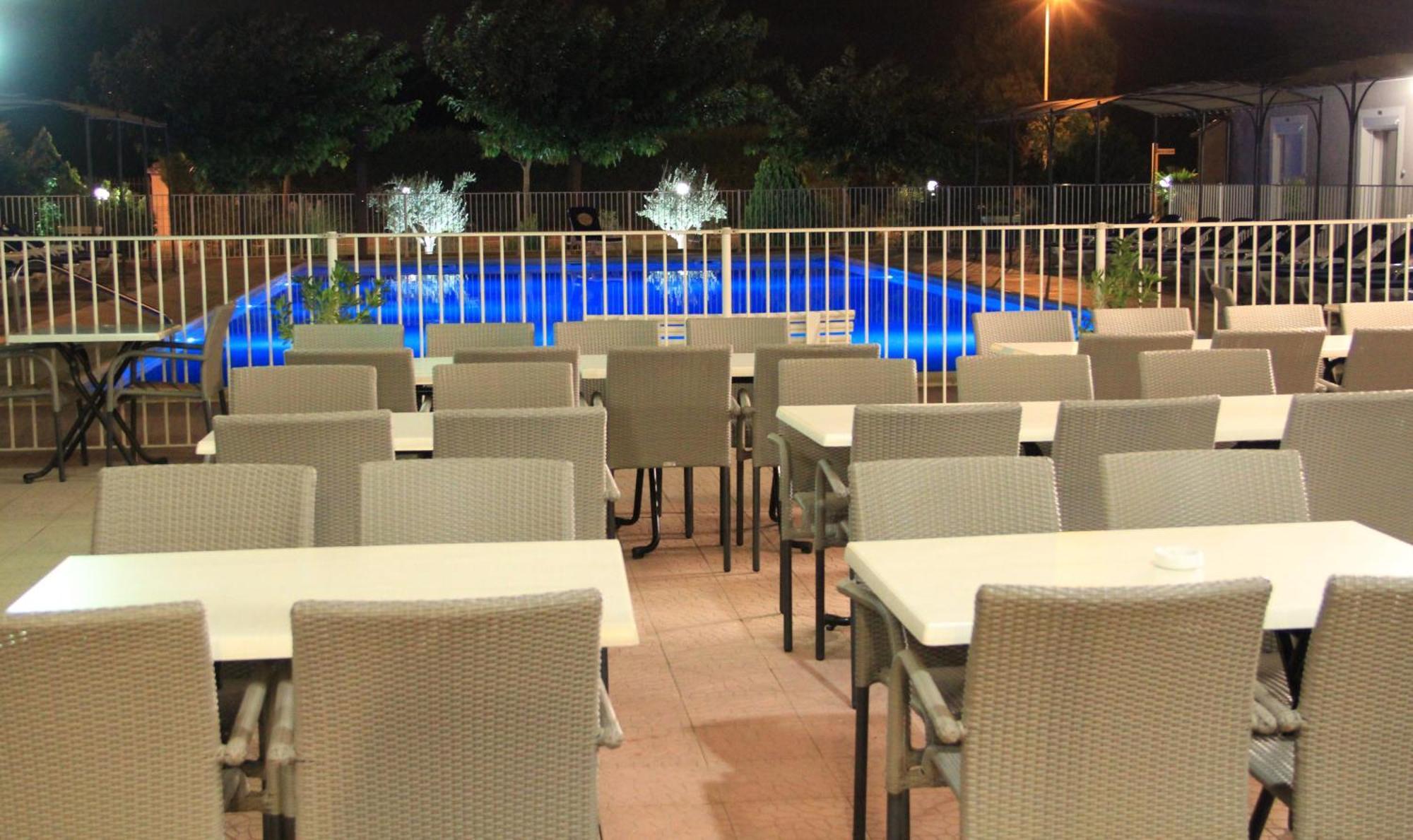 Hotel Saint Louis Le Thor Bagian luar foto