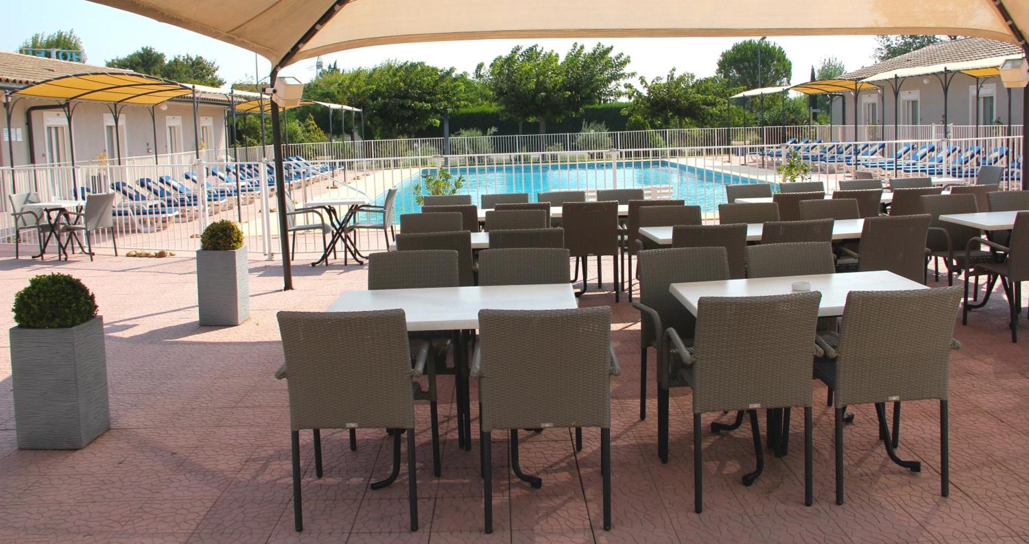 Hotel Saint Louis Le Thor Bagian luar foto