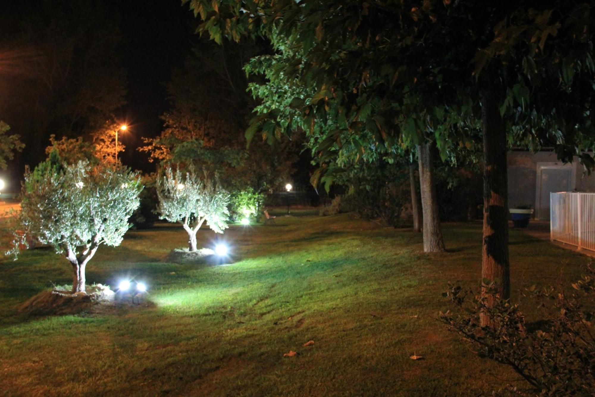 Hotel Saint Louis Le Thor Bagian luar foto