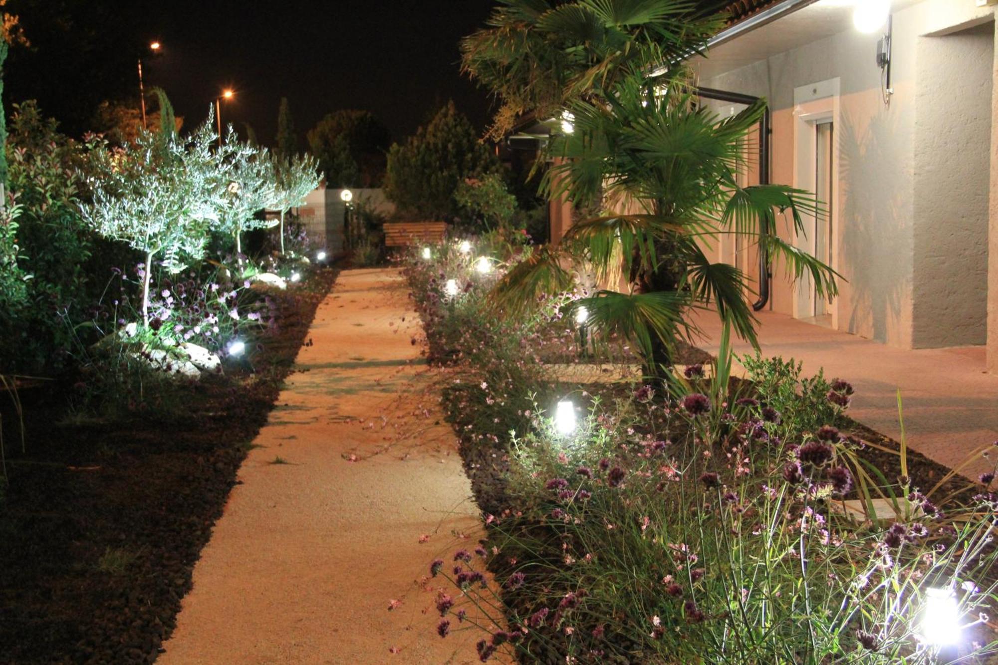 Hotel Saint Louis Le Thor Bagian luar foto