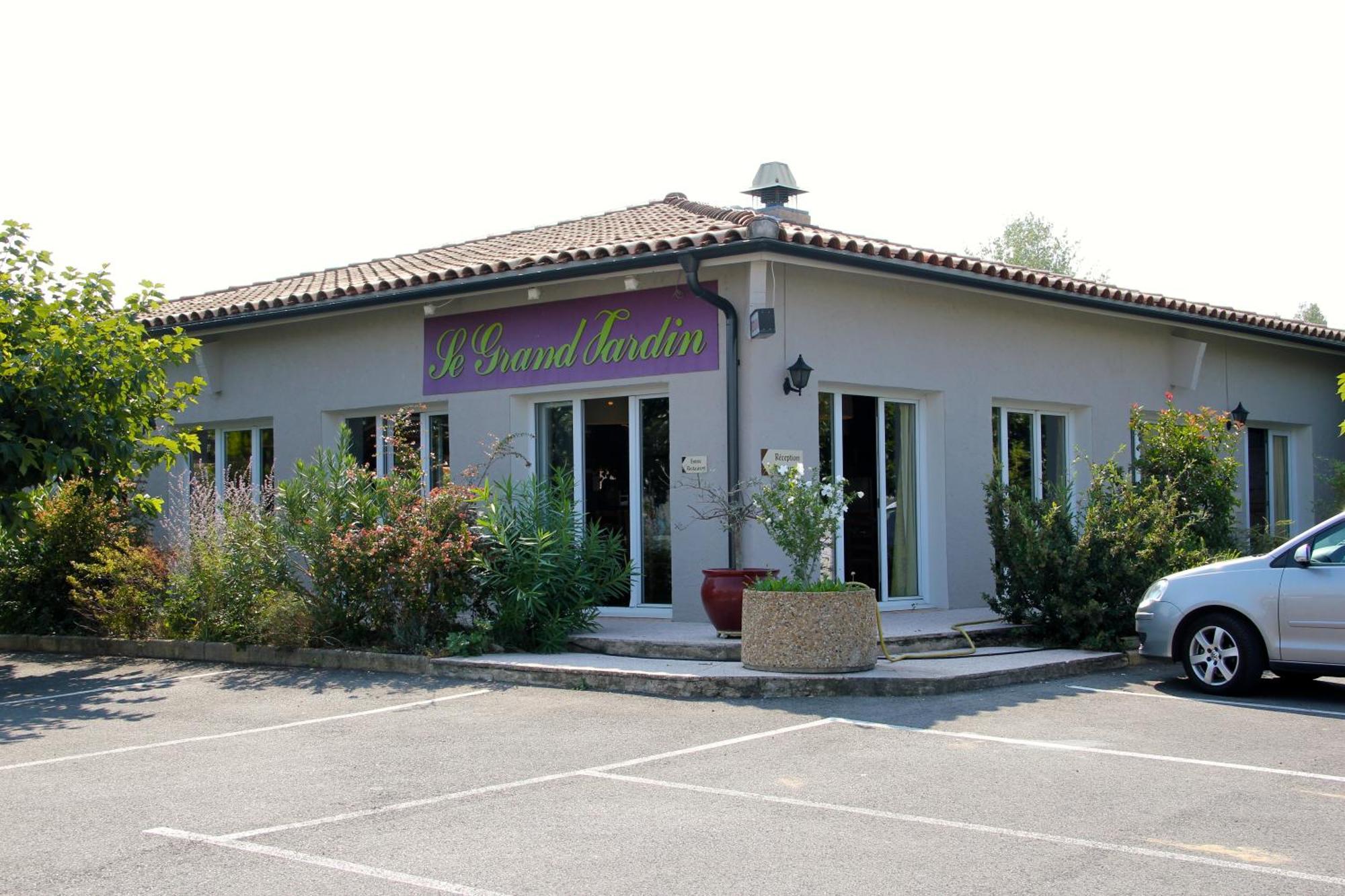 Hotel Saint Louis Le Thor Bagian luar foto