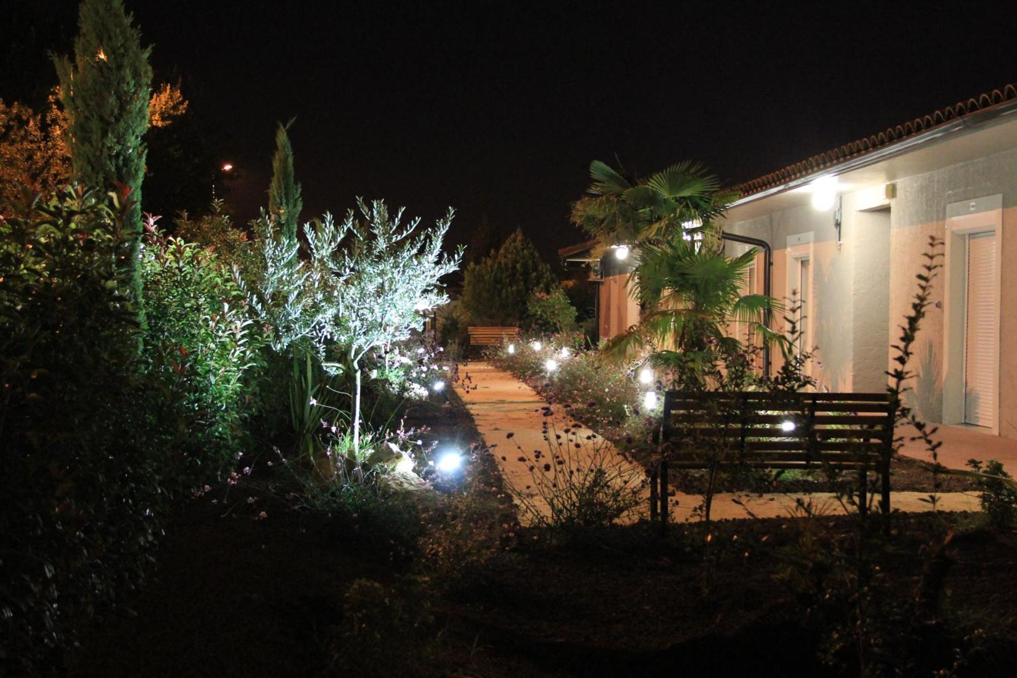 Hotel Saint Louis Le Thor Bagian luar foto