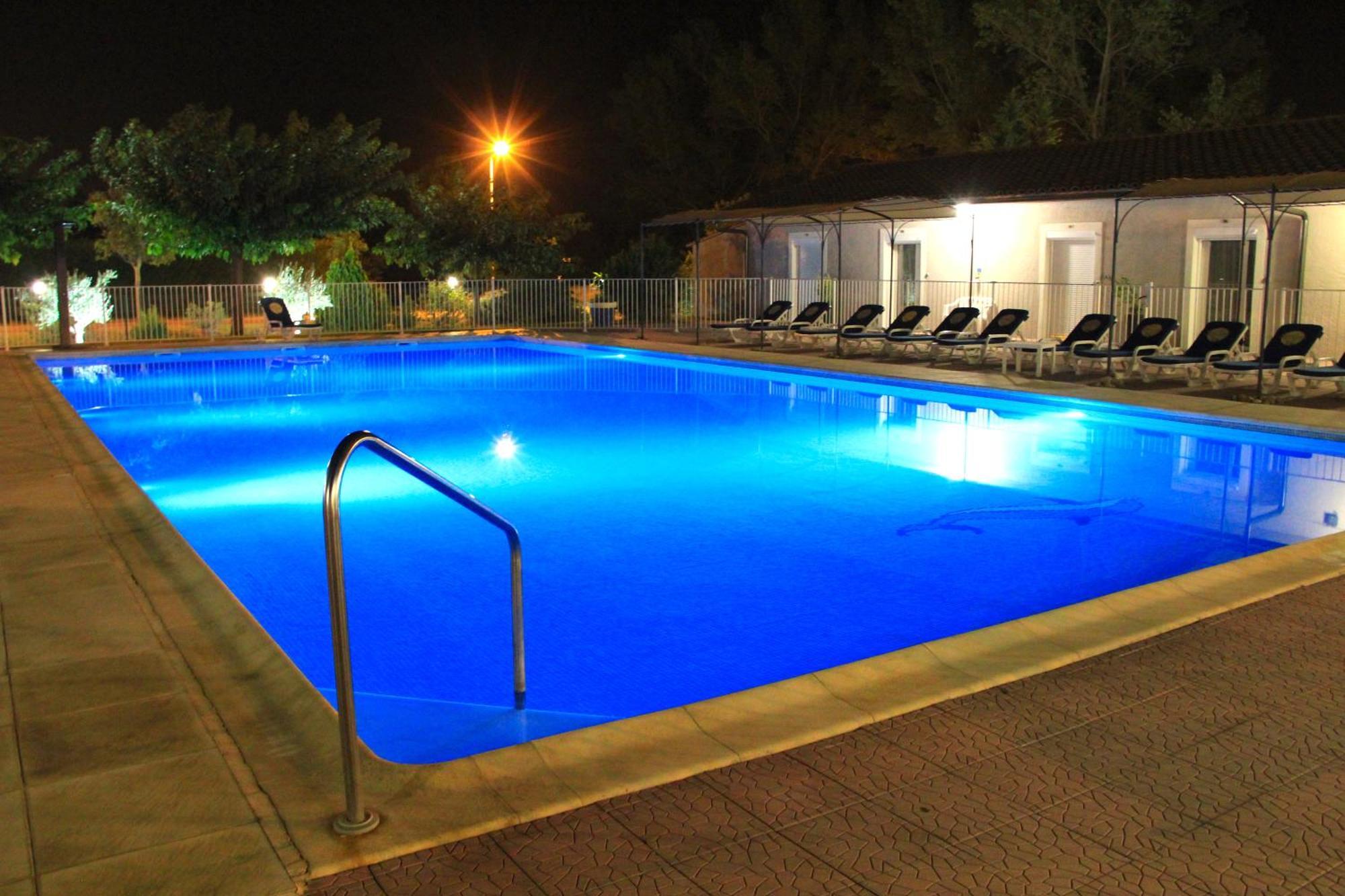 Hotel Saint Louis Le Thor Bagian luar foto
