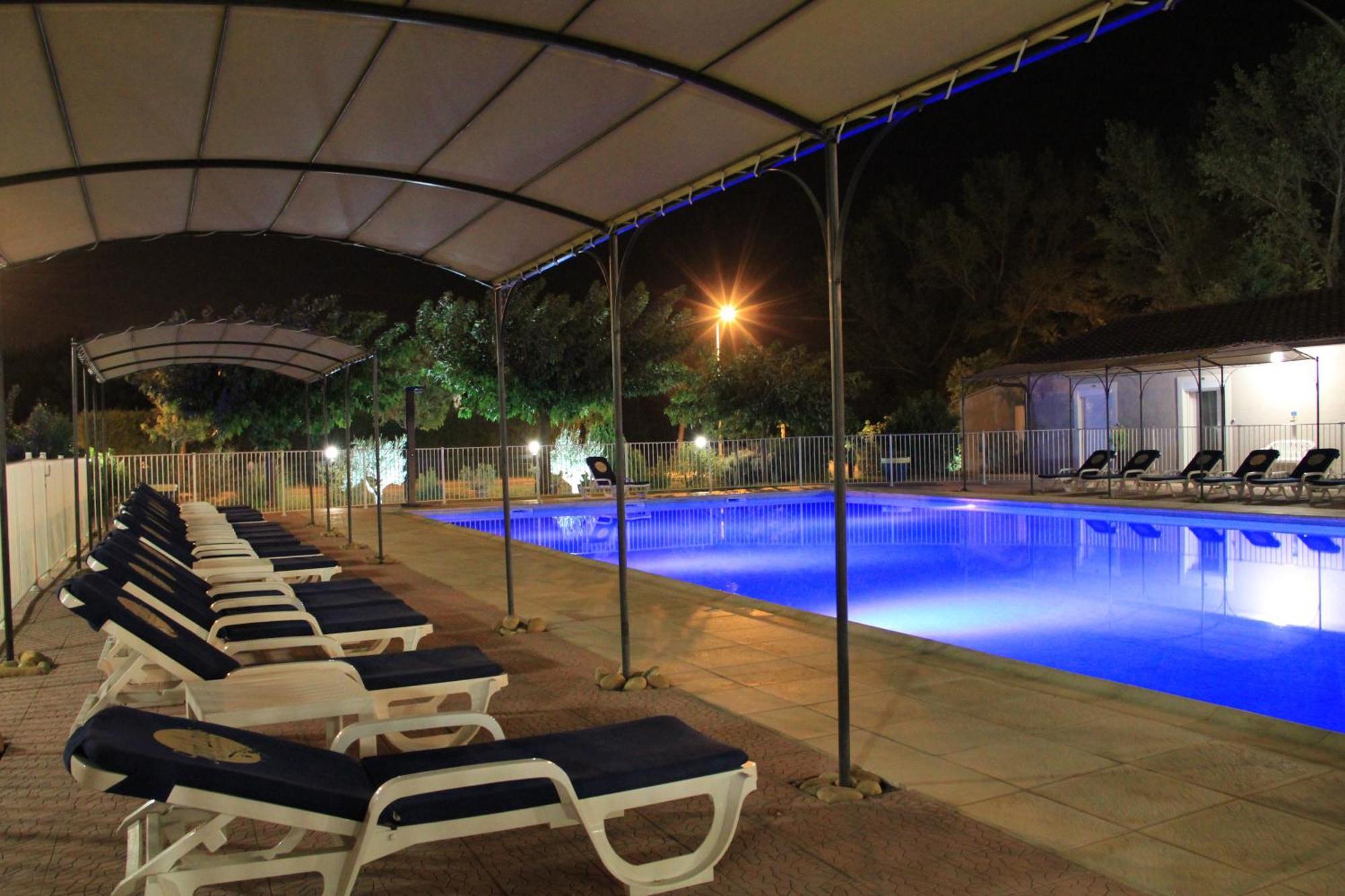 Hotel Saint Louis Le Thor Bagian luar foto
