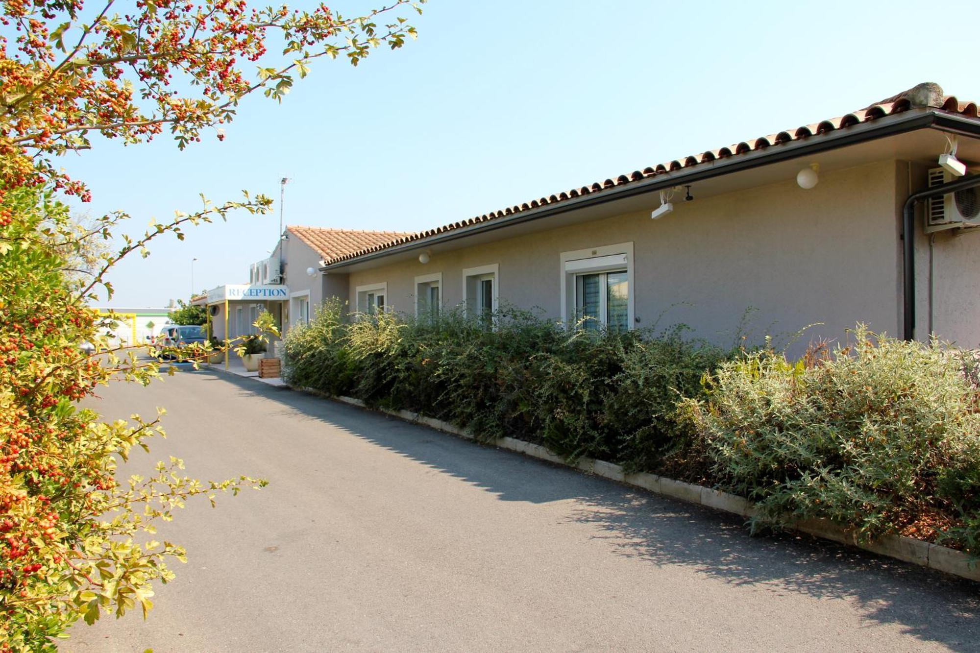 Hotel Saint Louis Le Thor Bagian luar foto