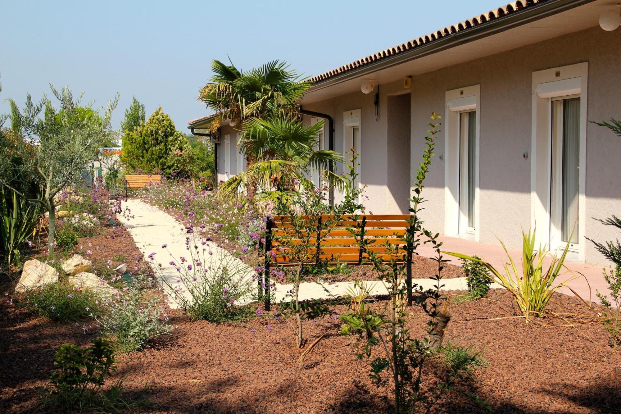 Hotel Saint Louis Le Thor Bagian luar foto