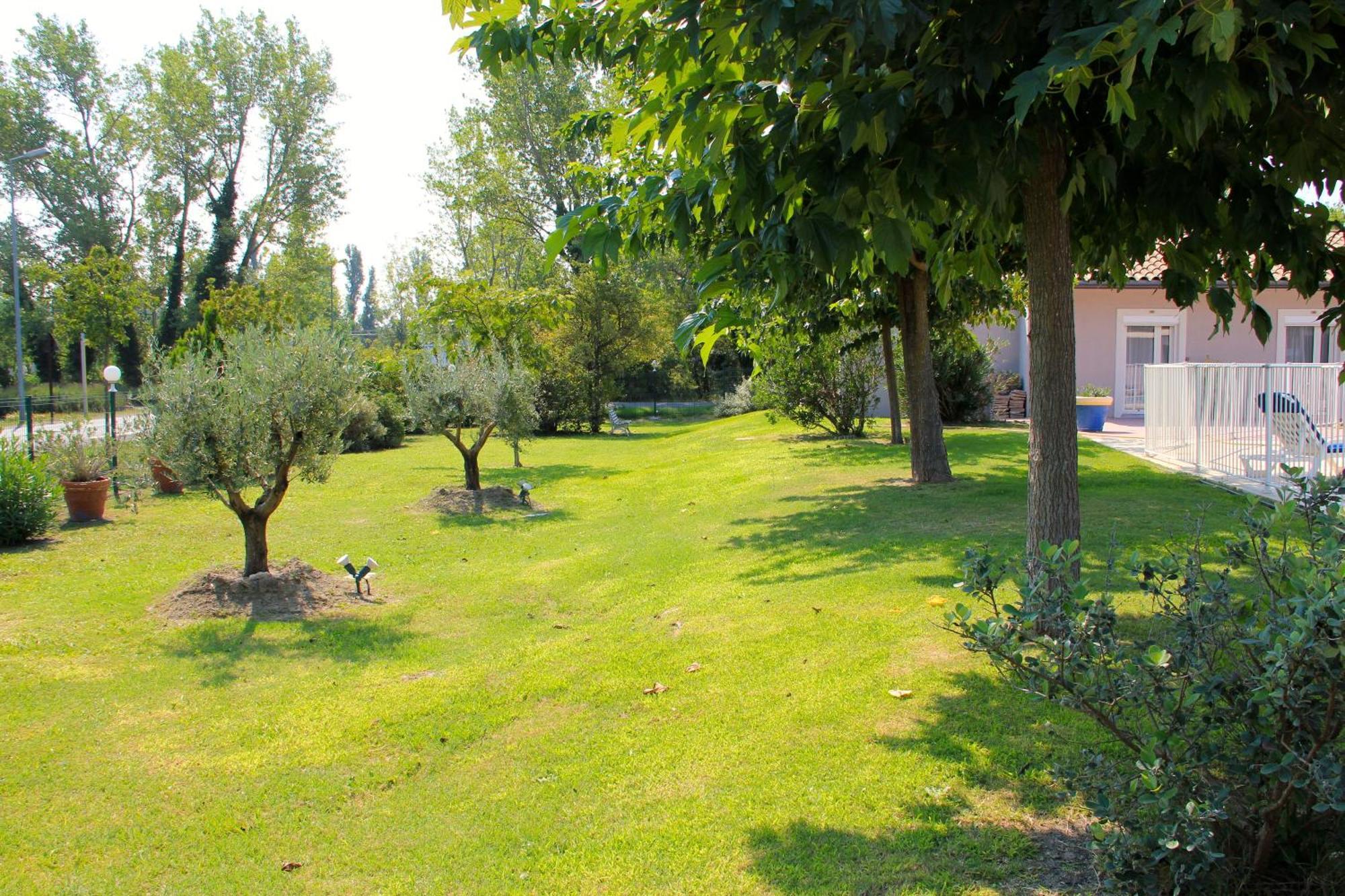 Hotel Saint Louis Le Thor Bagian luar foto