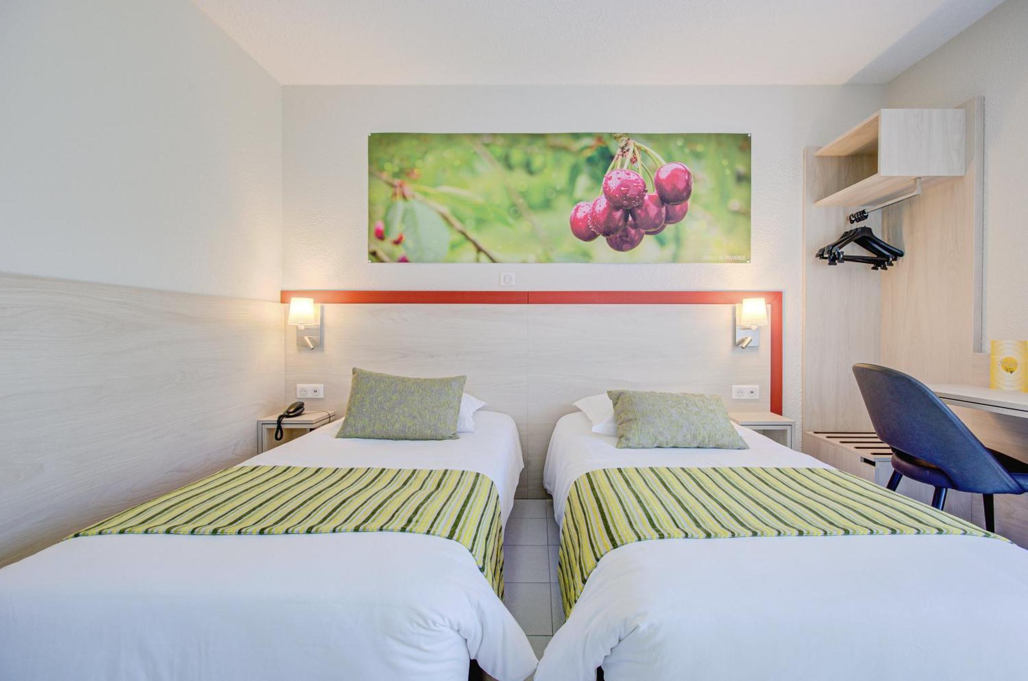 Hotel Saint Louis Le Thor Bagian luar foto