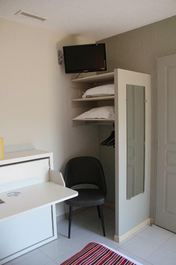 Hotel Saint Louis Le Thor Bagian luar foto