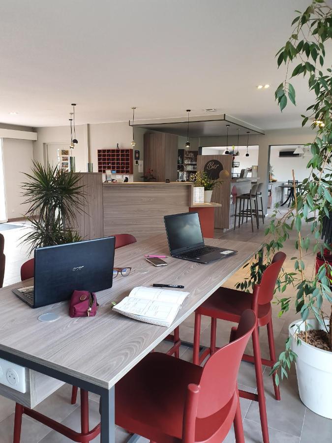 Hotel Saint Louis Le Thor Bagian luar foto